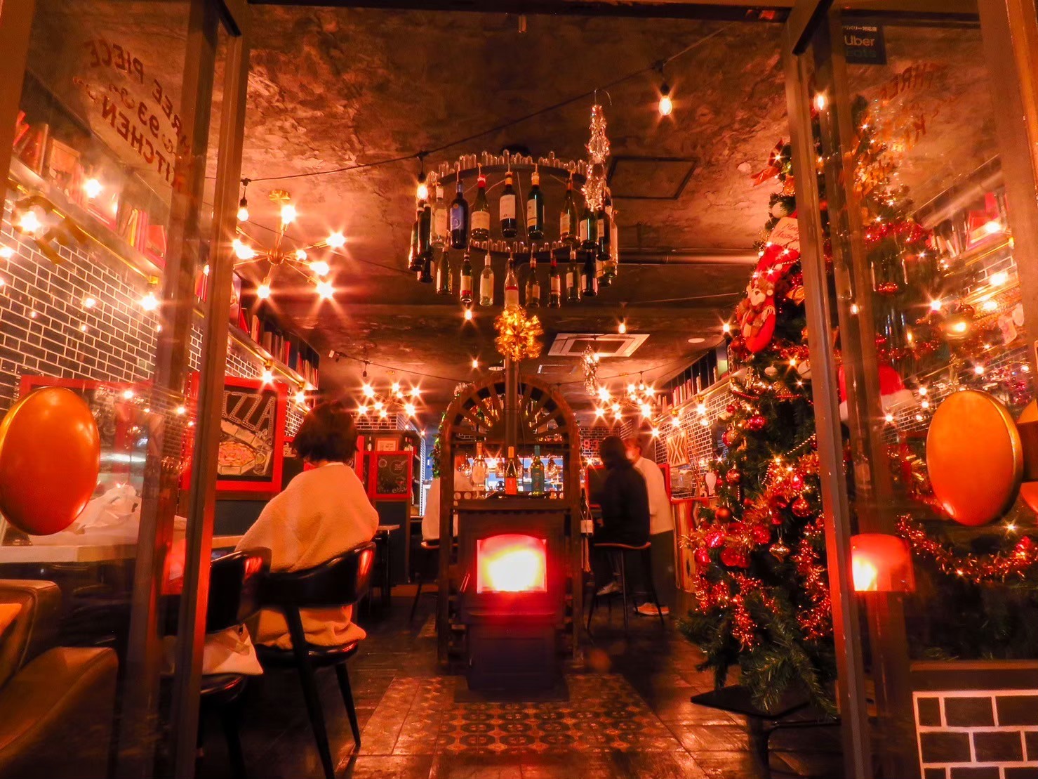 KITCHEN THREE PIECE 93のあたたかな店内