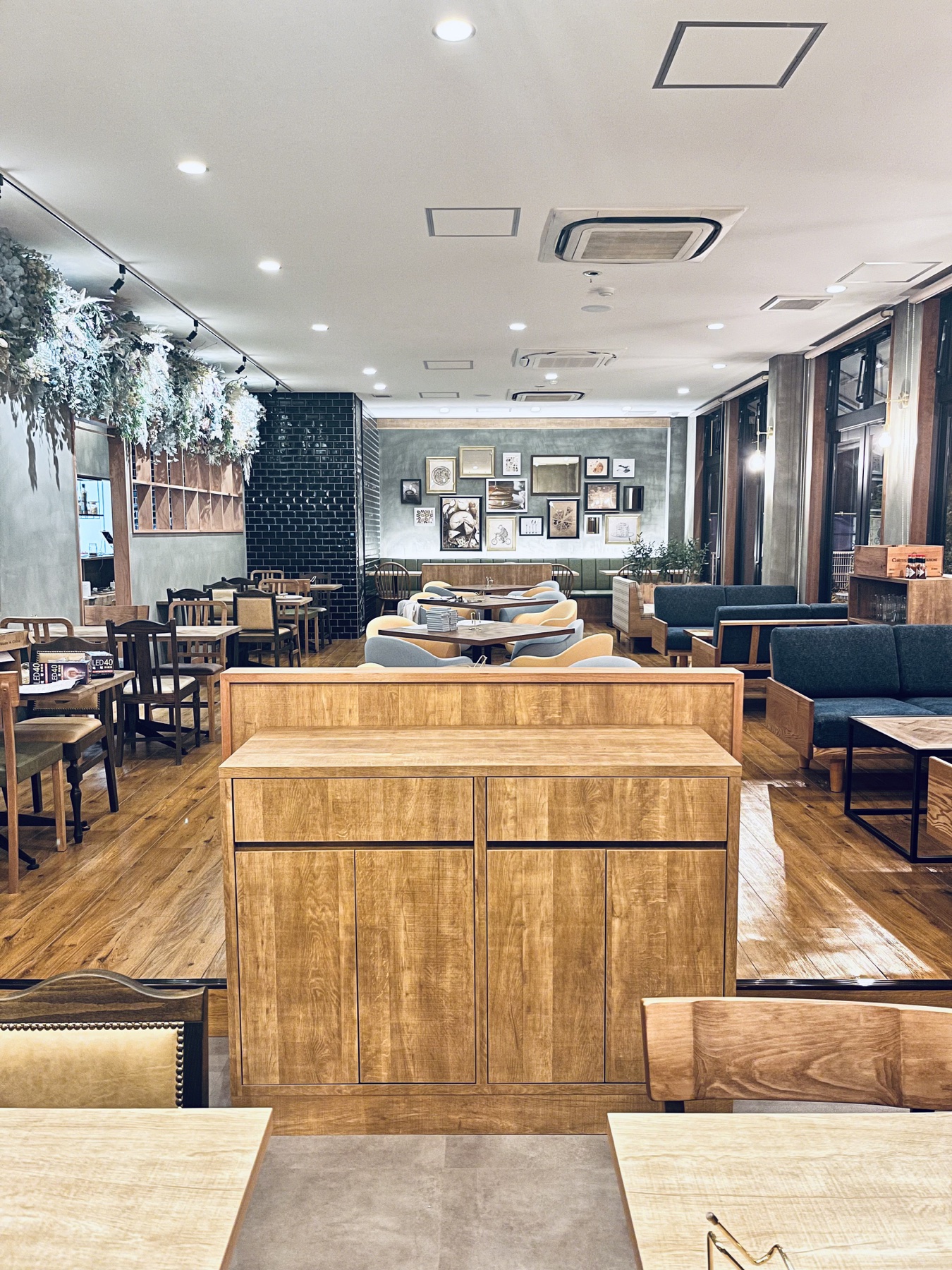 WHAT’S UP?の開放的な店内全景